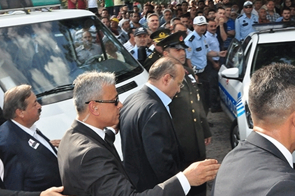 Cenazede Akdoğan'a pet şişeli protesto