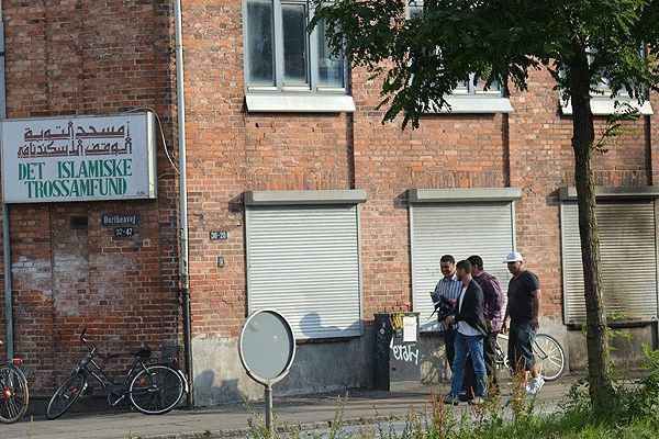 Caminin kütüphanesi kundaklandı