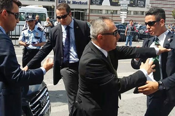 Asker cenazesinde korumalar birbirine girdi