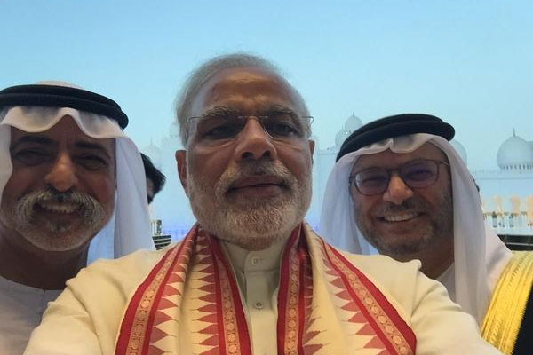 Modi, BAE'de camide selfie çekti