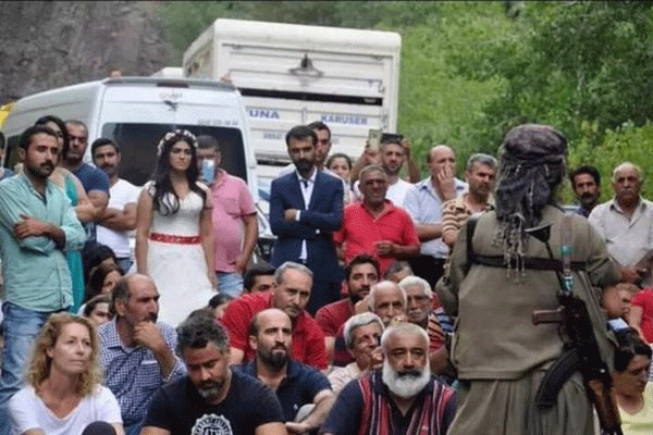 PKK, düğün konvoyunun yolunu kesti
