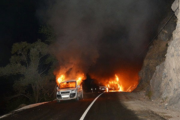 PKK üç aracı yaktı!