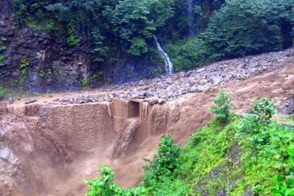 Rize'de selden köprüler yıkıldı