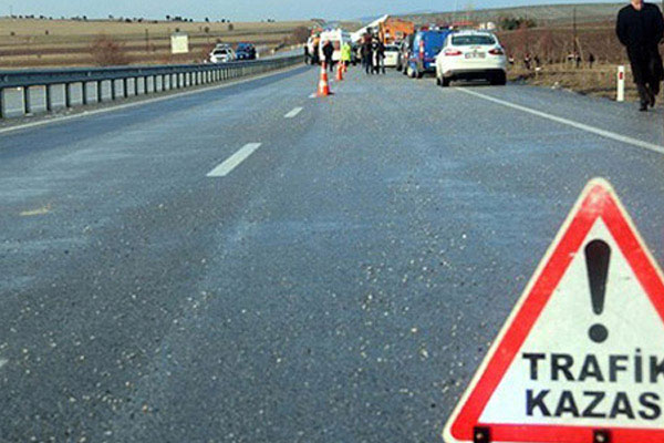 İşçiler kamyonetten düştü: 2 ölü