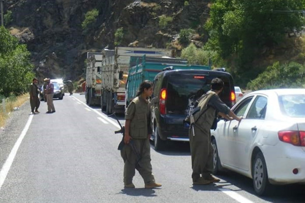 PKK karayolunda kimlik kontrolü yaptı