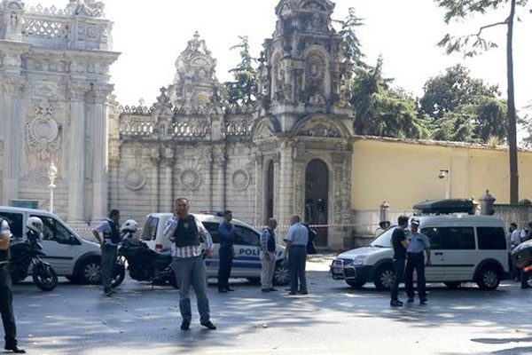 Dolmabahçe'de polise silahlı saldırı