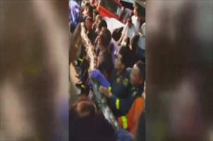 Yılanı 15 kişi taşıyabildi