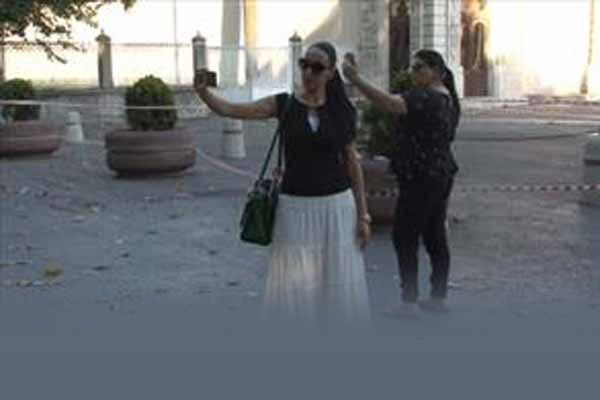 Polise saldırıda selfie rezaleti