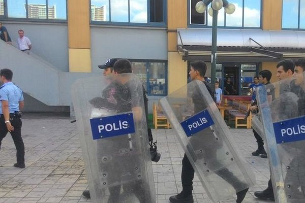 Otogarda 100 taksici birbirine girdi