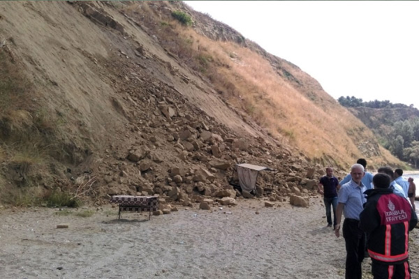 Silivri'de korkutan toprak kayması