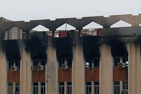 Aden'de valilik binasına  roketli saldırı