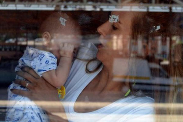 Anne bebeğiyle mahsur kaldı