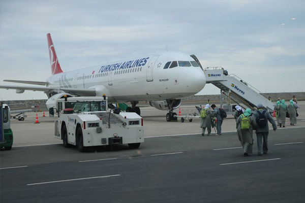 İlk uluslararası uçuş Medine'ye
