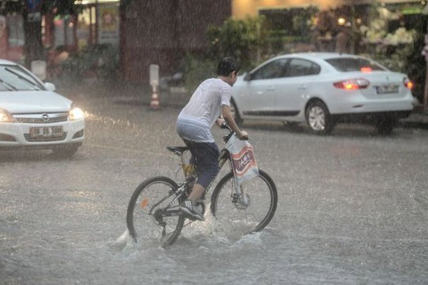 Başkent'te ani sağanak sele dünüştü