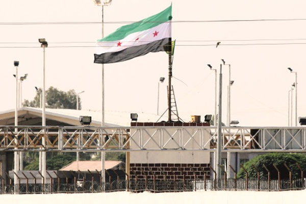 PYD, parasızlıktan ÖSO bayrağı çekmiş