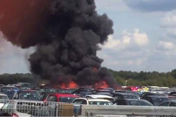 Gösteri uçağı araçların üzerine düştü