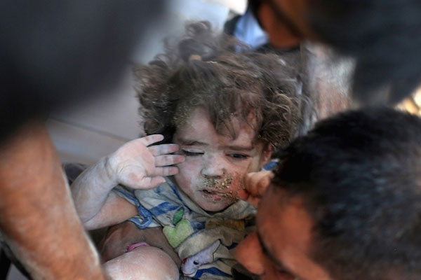 Bombardıman enkazında bir çocuk…