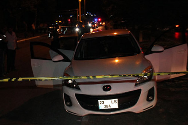 Seyir halindeki aracın içinde çatışma