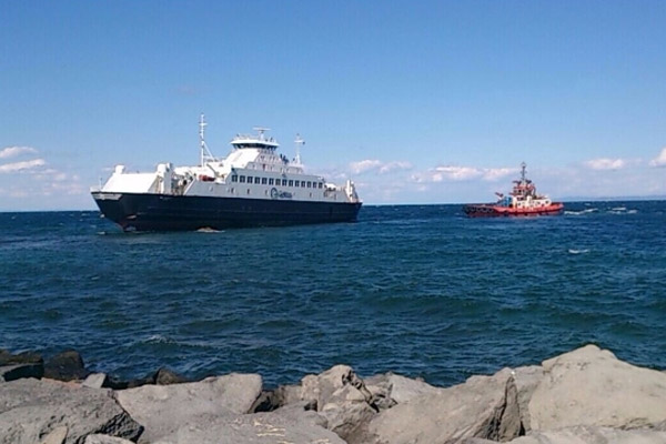 Feribot denizin ortasında kaldı