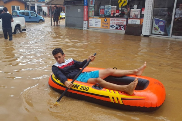 Sel sularında botla gezinti