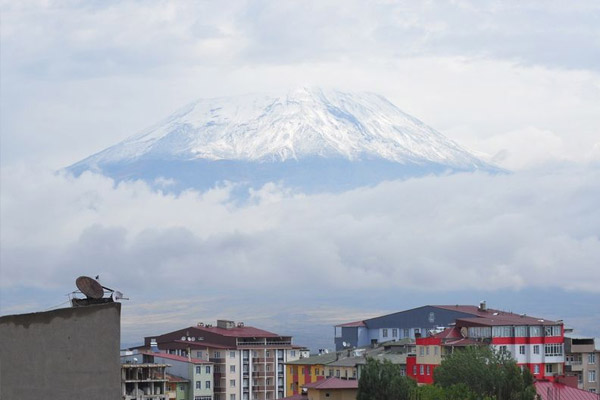 Ağrı Dağı'na kar yağdı