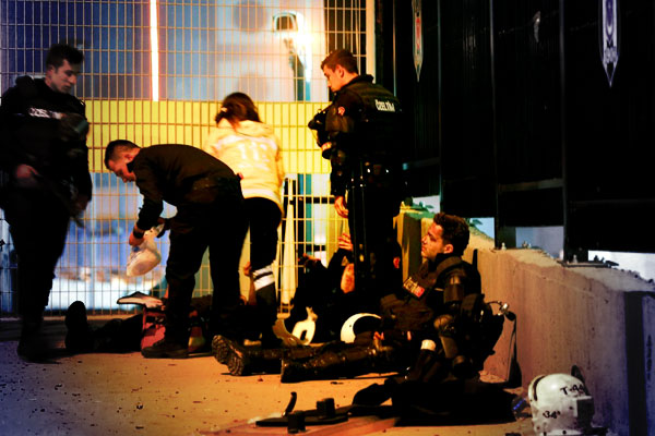 Polisleri tedavi eden hemşire: Et ve barut kokan hasta...