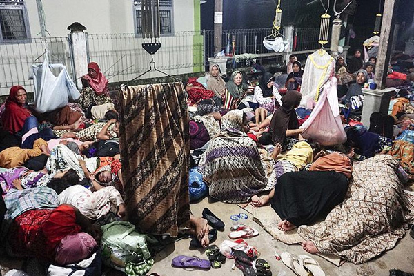 Endonezya'da 45 bin depremzede yardıma muhtaç