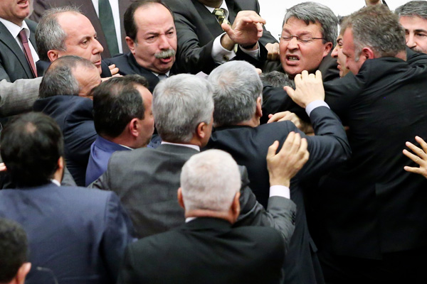 HDP'li ve AK Parti'li vekiller TBMM'de yumruk yumruğa!