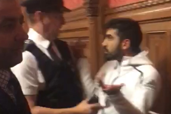 PKK'lılar İngiliz parlamentosunda Türkiye aleyhine sloganlar attı