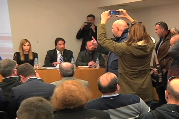 Yunanistan’da aşırı sağcılar toplantı bastı