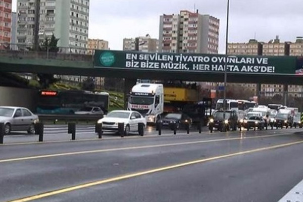 İstanbul'da TIR üst geçide takıldı