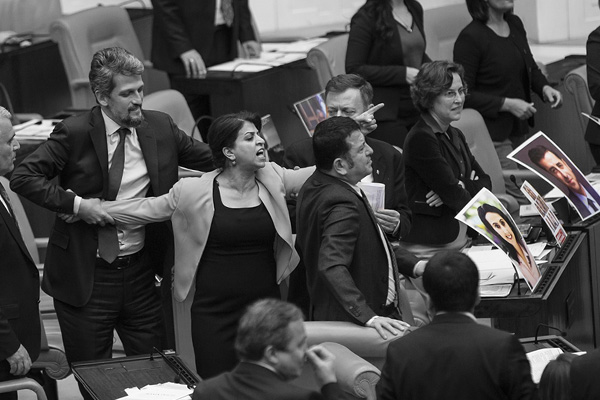 'Tutuklu HDP'lilerin fotoğraflarını Genel Kuruldan kaldırın'