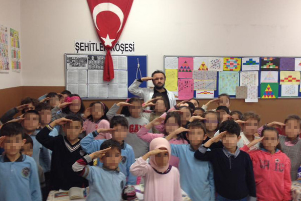 Çocuklara idam ipi tutturan öğretmen açığa alındı