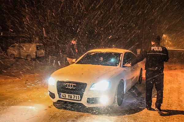 Kar yağışı ulaşımı engelliyor