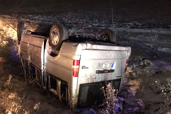 Çorum'da minibüs devrildi