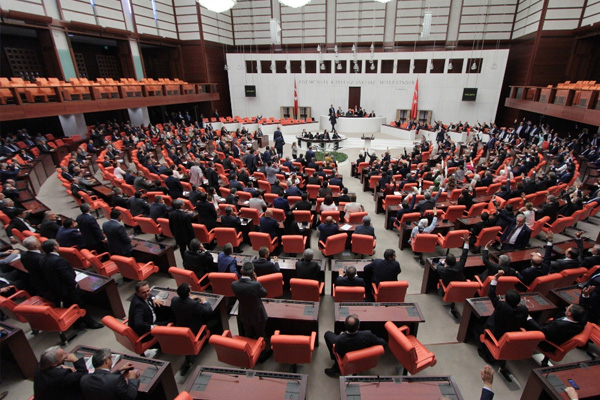 Tutuklu HDP’li vekillerin fotoğrafları kaldırıldı