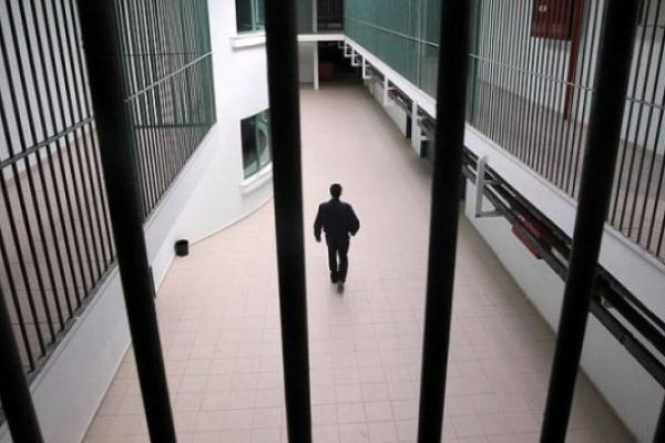 'Hırsızlık' suçlamasıyla tutuklandı, cezaevini soyup kaçtı