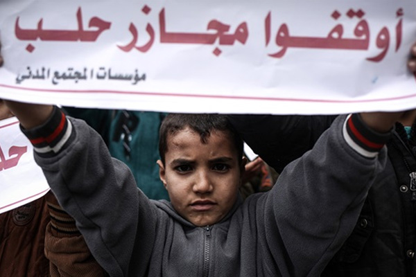 Gazzeli çocuklar Halep'in yanında