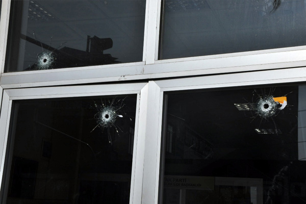 AK Parti binasına silahla saldıran şüpheli yakalandı