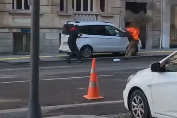Nişantaşı'nda bir tinerci, yoldan geçen adamı ateşe verdi!