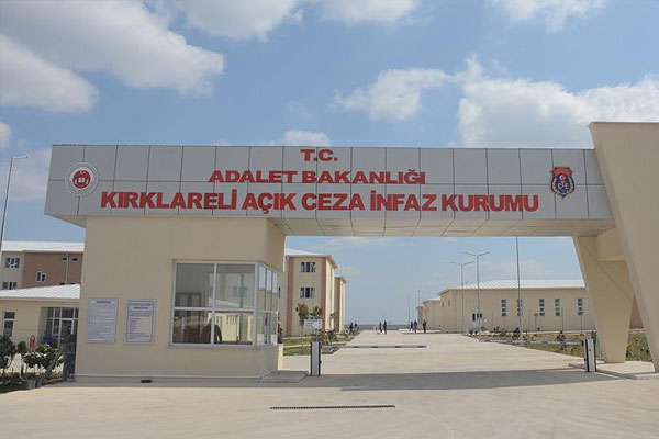 Cezaevinin kasasını soyup firaretti