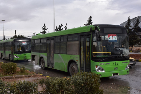 Halep'te ilk tahliye konvoyu rejimin kontrol noktasından geçti