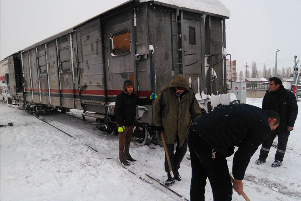 Kars’ta yük treni raydan çıktı