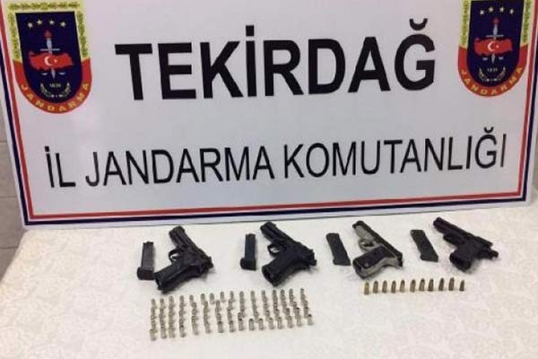 Çorlu'daki bir evde 4 tabanca ele geçirildi