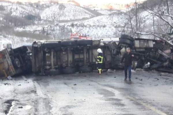 Akaryakıt tankeriyle TIR çarpıştı: 2 ölü