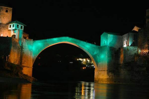 Mostar Köprüsü Halep için ışıklandırıldı
