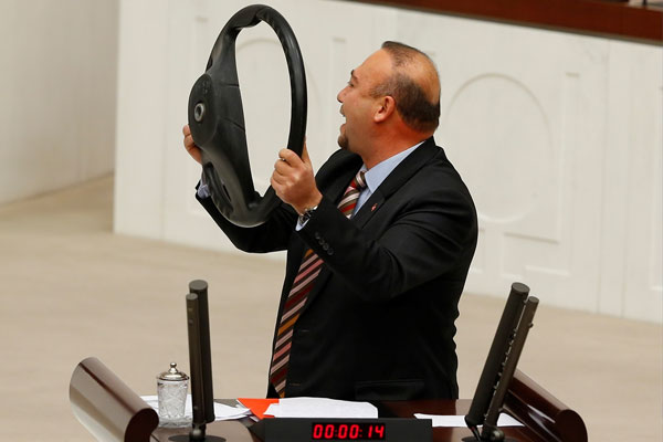 Meclis kürsüsüne direksiyonla çıktı