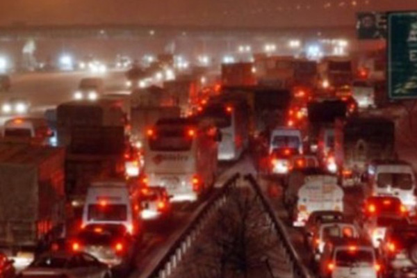 İstanbul'da kar trafiği kilitledi