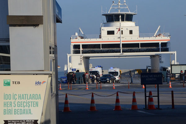 Vapur iskeleye çarptı: Yaralılar var