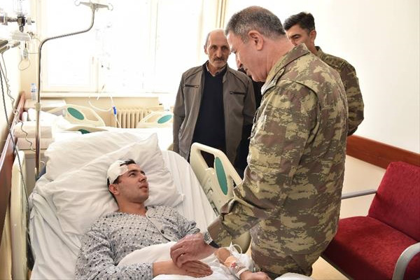 Akar yaralı askerleri ziyaret etti